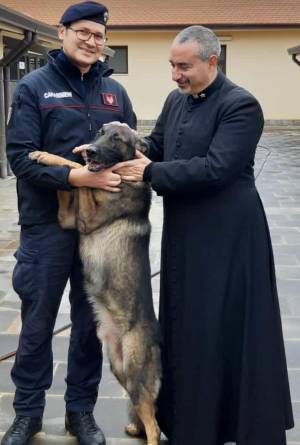 Lo strano ritrovamento in chiesa: hashish e denaro