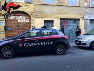 Carpi, straniero ubriaco pesta a sangue e rapina negoziante