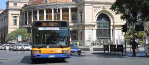 Non può salire sul bus con la bici e picchia l'autista fratturandogli un dito