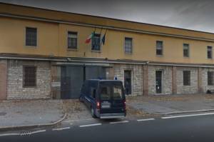Brescia, agenti aggrediti con lamette da magrebini inneggianti Isis