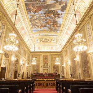 La Sala d’Ercole è il luogo nel quale si riuniscono, dal 1947, i deputati dell’Assemblea Regionale Siciliana