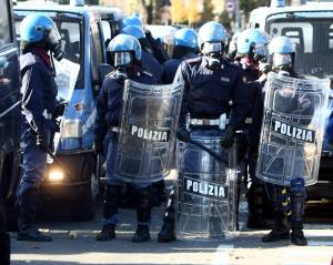 La sinistra vieta di intitolare la via alle forze dell'ordine: "Gli agenti sono fascisti"