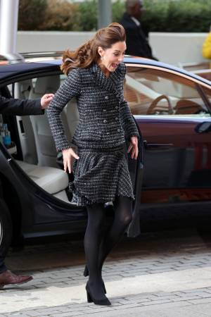 Kate Middleton all'ospedale pediatrico, ma la gonna la mette in imbarazzo