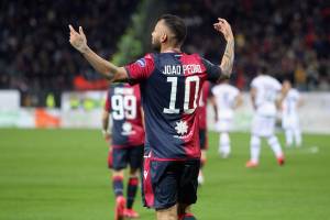 Il Bologna vince in rimonta contro il Brescia. Cagliari-Parma 2-2 al 95'