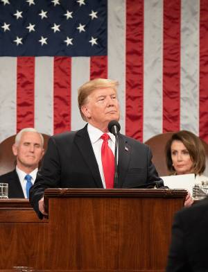 Trump: "Il meglio deve venire". E Pelosi straccia il suo discorso