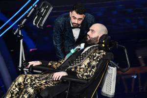 Sanremo, sul palco il coraggio e la forza di Paolo Palumbo, cantante malato di SLA