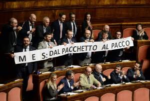 Striscione della Lega contro Conte sul Mes: "Dal pacchetto al pacco"