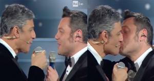 Tiziano Ferro bacia Fiorello. E il marito gli scrive: "Giù le mani dal mio uomo"