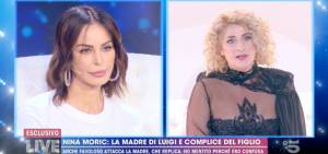 La madre di Favoloso a Nina Moric: "Hai un cantiere in faccia"