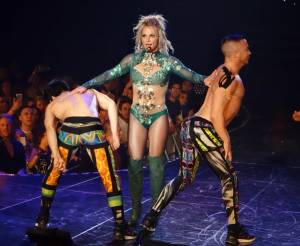 Britney Spears si frattura un piede ballando