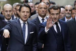 L'Europa salva ancora Conte. E Macron "si prende" l'Italia