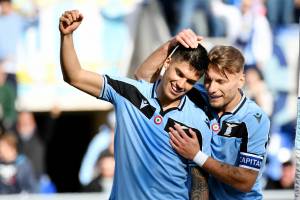 La Lazio batte 2-0 il Bologna e vola al primo posto in classifica