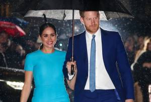 Meghan torna a Londra e incanta di nuovo gli inglesi