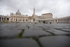 Crollano le entrate a San Pietro: decurtati i compensi ai canonici