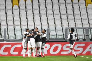 La Juventus batte 2-0 l'Inter in uno Stadium deserto. Bianconeri primi