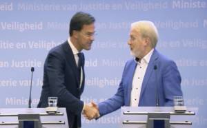 Coronavirus, gaffe di Mark Rutte: "Stretta di mano vietata". Ma lui la dà