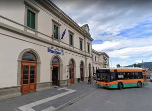 Pistoia, autista aggredito e bus danneggiato: fermati 5 stranieri