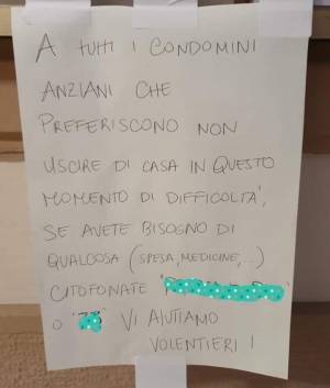 Bigliettini nelle scale per aiutare gli anziani: la solidarietà batte il coronavirus