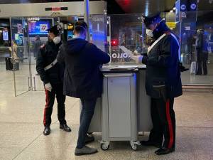 I controlli dei carabinieri alla stazione Termini