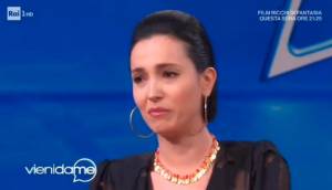 Caterina Balivo in lacrime a "Vieni da Me". Sui social si scusa: "Perdonate la debolezza"