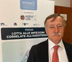 Il virologo Andreoni: "In vacanza meglio la montagna. Il mare è più rischioso"