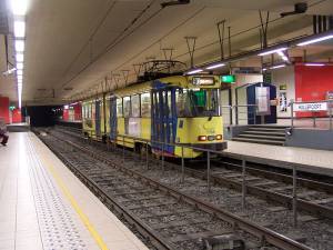 Belgio, uomo si lecca le dita e tocca i corrimano in metro: arrestato