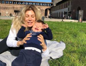 Paola Caruso a spasso per Milano, il web insorge: "Sei da denuncia, stai a casa"