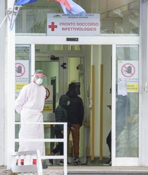 Virus, Gallera lancia l'allarme: "Punto di non ritorno vicino per terapie intensive"