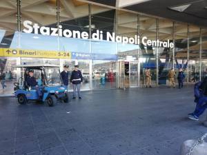 Napoli, taxisti abusivi: sanzionati parcheggiatore, auto sequestrate