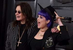 Kelly Osbourne invita tutti a stare a casa per salvare il padre Ozzy