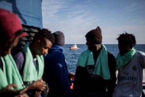 Pisa, migranti occupano la strada: "Non vogliamo spesa a domicilio"