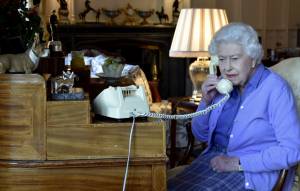 Il gesto della regina Elisabetta per i medici inglesi, il castello di Windsor si illumina di blu