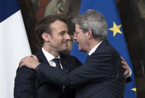 Gentiloni fa asse con la Francia Ma così condanna l'Italia al Mes