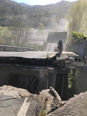 Toscana, crolla un ponte sul fiume Magra