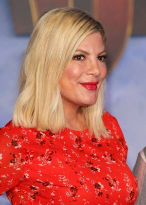 Video chat a pagamento per i fan di Tori Spelling. Bufera sull’attrice di Beverly Hills 