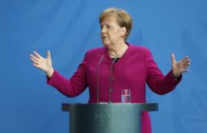 Le aziende spingono la Merkel:  "In fumo 50 miliardi a settimana"