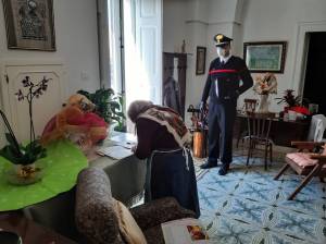 I carabinieri consegnano la pensione a domicilio