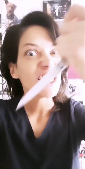 Gf Vip, Fernanda Lessa simula di pugnalarsi con le forbici. Il web non apprezza