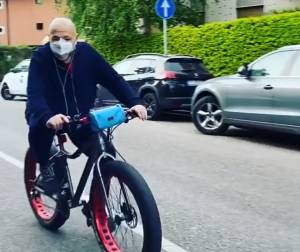 Platinette esce in bici. Scoppia la polemica