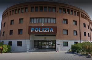 Modena, lo straniero prima si taglia le vene poi aggredisce l'agente