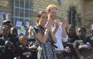 Harry e Meghan smettono di collaborare con la stampa. A corte non la prendono bene