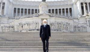 Mattarella celebra il 25 aprile da solo indossando la mascherina