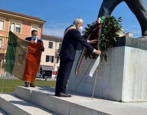 Fiori sotto il monumento sbagliato. L'Anpi striglia il sindaco di Viareggio