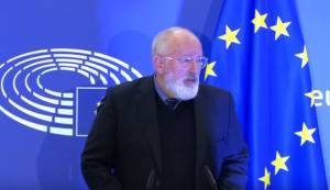 Timmermans preoccupato per l'Eurozona: “Rischio smantellamento”