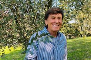 Gianni Morandi nel parco senza mascherina, ma la verità è un'altra