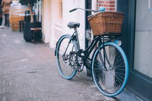 "Vietato legare le bici ai pali per strada". Il Comune vince la guerra contro i ciclisti