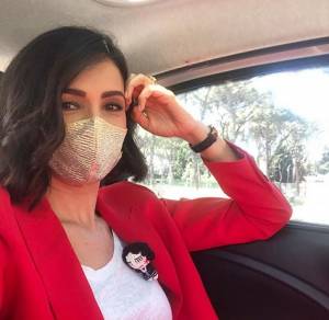 Critiche a Caterina Balivo per la mascherina fashion: "Ma protegge dal virus?"