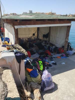 Migranti, ammassati al Molo: così Lampedusa sta esplodendo