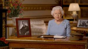 La regina Elisabetta parla alla nazione: "Non bisogna mai arrendersi"