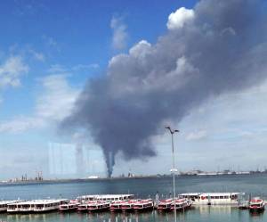 Marghera, incendio in stabilimento chimico. Due feriti, tanta paura e Venezia nel fumo